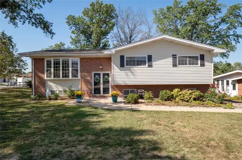 9241 Cordoba Ln, Crestwood, MO 63126