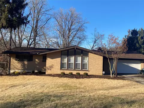 21 Cardigan Dr, Ferguson, MO 63135