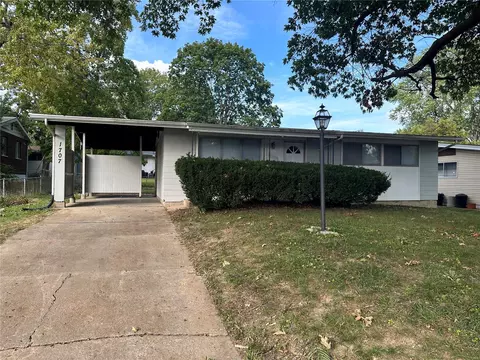 1707 Beecher Dr, Saint Louis, MO 63136