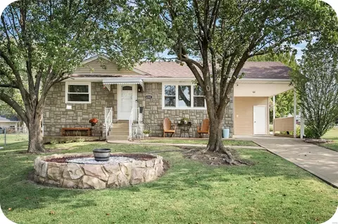 4301 Fatima Dr, Saint Louis, MO 63123