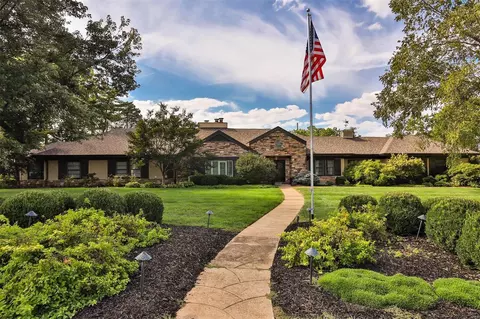 2 Country Aire Dr, Saint Louis, MO 63131