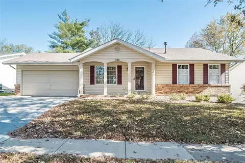 820 Timberfield Dr, Ballwin, MO 63021