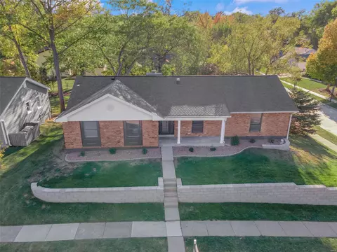 1903 Schoettler Valley Dr, Chesterfield, MO 63017