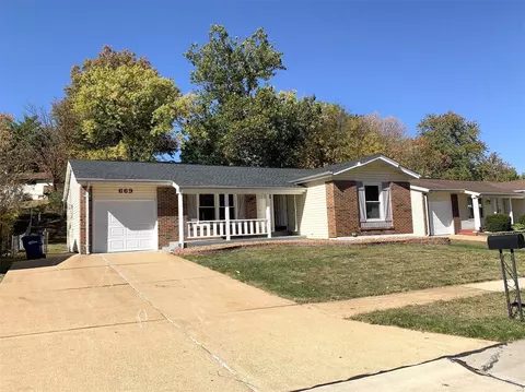 669 Greenbrae Ct, Fenton, MO 63026