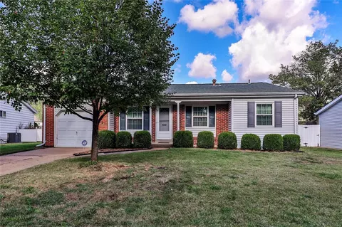 511 Foxtrail Dr, Hazelwood, MO 63042