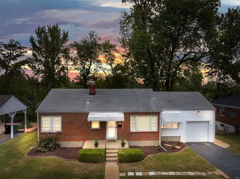 591 Meadowridge Dr, Saint Louis, MO 63122