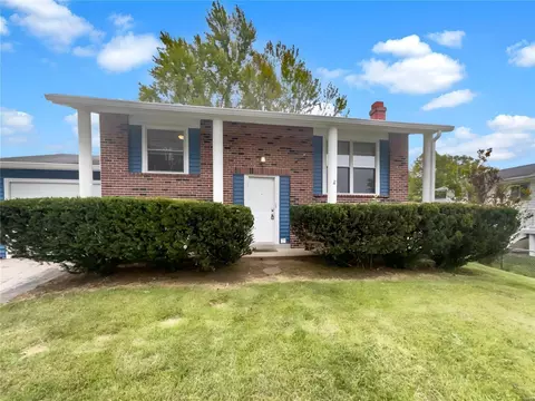 2690 Bennington Pl, Maryland Heights, MO 63043
