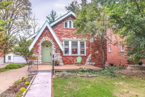 1164 Moorlands Dr, Saint Louis, MO 63117