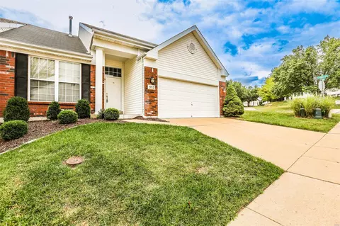 552 Hilltop Townes Dr, Eureka, MO 63025 photo 2