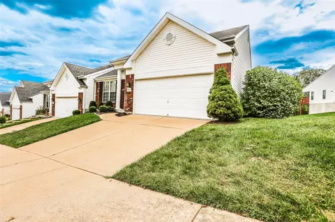 552 Hilltop Townes Dr, Eureka, MO 63025 photo 3