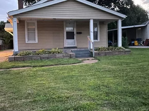 221 La Motte Ln, Saint Louis, MO 63135