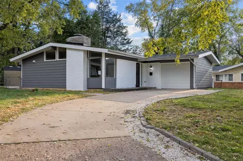 15 Country Ln, Florissant, MO 63033