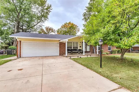 955 Saddle Dr, Florissant, MO 63033