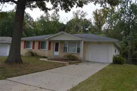 1018 Camelot Gardens Dr, Saint Louis, MO 63125