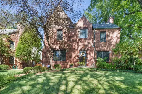 7441 York Dr, Saint Louis, MO 63105