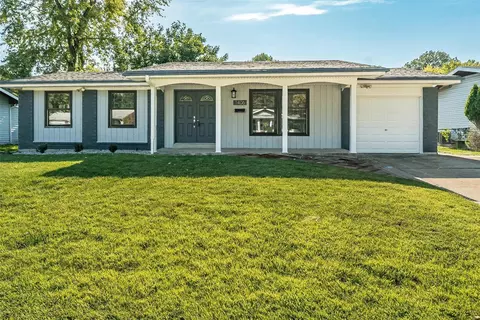 1406 Springhurst Dr, Florissant, MO 63031