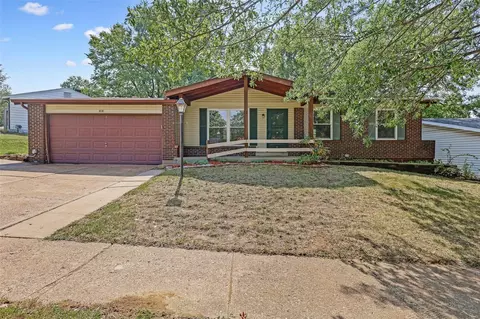 818 Windingpath Ln, Manchester, MO 63021