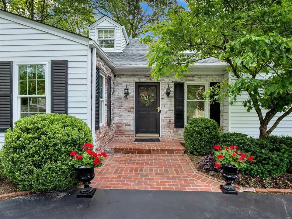  2050 N Geyer Rd, Saint Louis, MO 63131 photo 2
