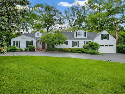 2050 N Geyer Rd, Saint Louis, MO 63131