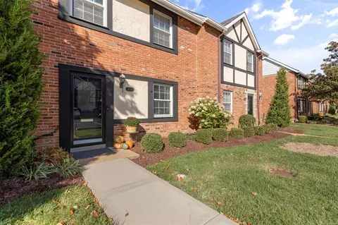 1055 Pinegate Dr, Saint Louis, MO 63122