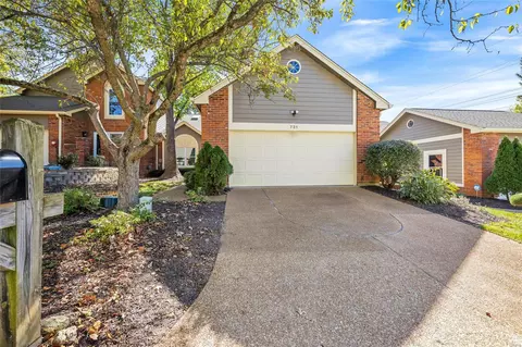 731 Walnut Creek Ln, Chesterfield, MO 63017