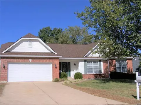 705 Oak Grove Bluffs Ct, Saint Charles, MO 63304