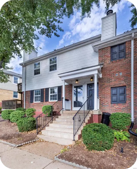 1426 Peacock Ln, Saint Louis, MO 63144