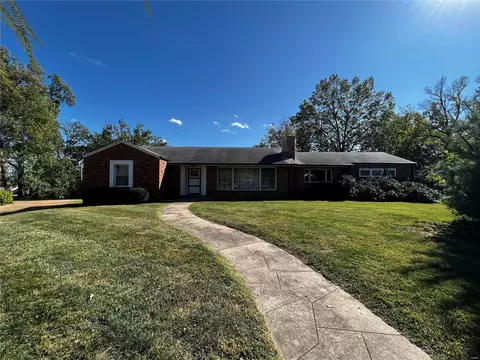 900 Shandel Dr, Saint Louis, MO 63132