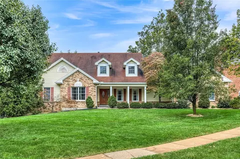 211 Hibler Oaks Dr, Creve Coeur, MO 63141