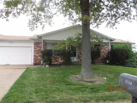 2415 Central Parkway Dr, Florissant, MO 63031
