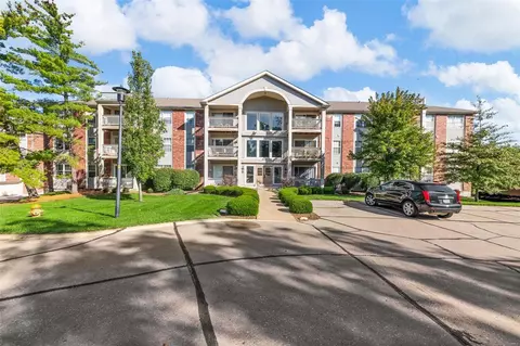 5376 N Kenrick Parke Dr #207, Saint Louis, MO 63119