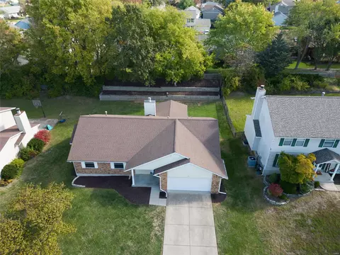 1372 Timothy Ridge Dr, Saint Charles, MO 63304