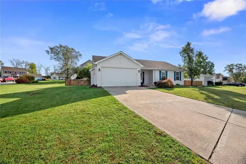 1102 Castle Pines Dr, St Peters, MO 63366 photo 2