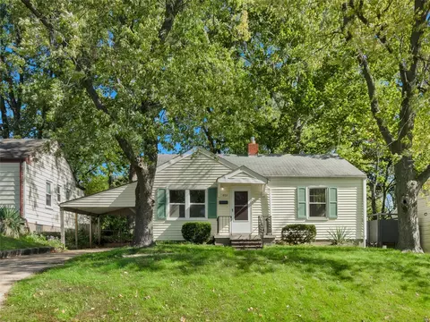 402 Superior Dr, Saint Louis, MO 63135