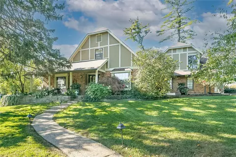 97 W Sherwood Dr, Saint Louis, MO 63114