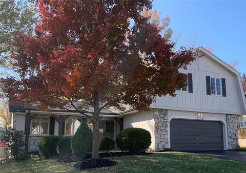 1979 Cedarmill Dr, Chesterfield, MO 63017