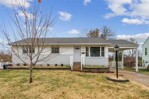 9909 Solar Ln, Saint Louis, MO 63123