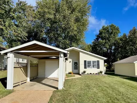 2473 Blue Heron Dr, Florissant, MO 63031