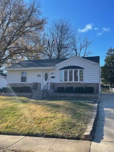 295 De Smet Dr, Florissant, MO 63031