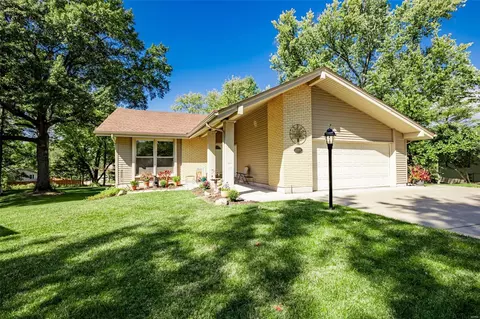 2197 Cherrycove Ct, Maryland Heights, MO 63043