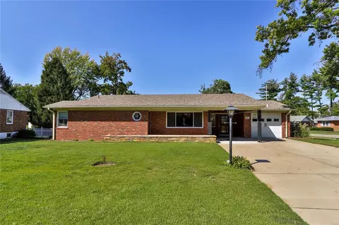 5 Valley Dr, Florissant, MO 63031