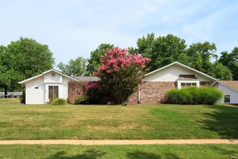 415 Glenmeadow Dr, Ballwin, MO 63011