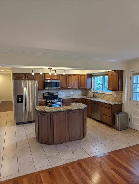 242 Towercliffe Dr, Ballwin, MO 63021 photo 2