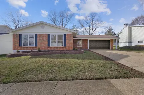 612 Hickory Knoll Ct, Ballwin, MO 63021