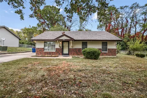2885 W Pasture Dr, Saint Louis, MO 63114