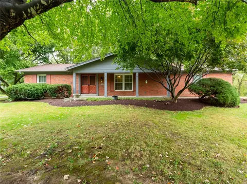 142 Kings Dr, Florissant, MO 63034