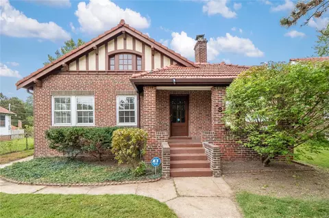 8 Sunset Ct, Pasadena Park, MO 63121