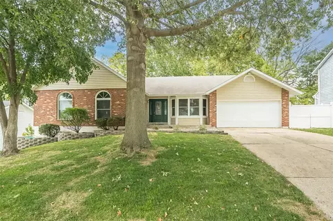 1382 Timothy Ridge Dr, Saint Charles, MO 63304