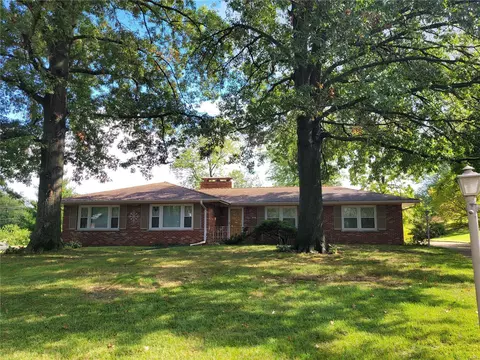 800 Coach N 6 Ct, Saint Louis, MO 63137