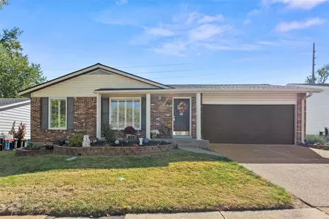 1240 Tracy Ln, Saint Louis, MO 63125
